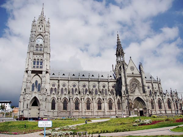 Basílica de Voto Nacional de quito - Sitios que visitar en Quito - Ilutravel.com