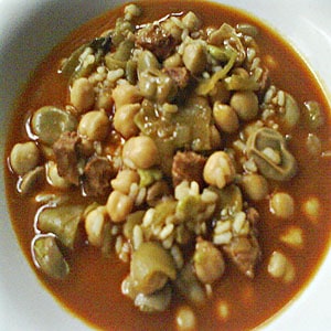 Cazuela con habas y garbanzos cocidos Cazuela con habas y garbanzos cocidos