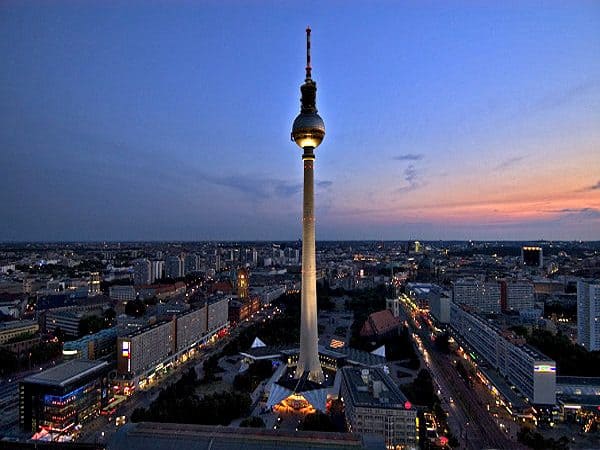 Fernsehturm (Torre de Televisión) de Berlín - Lugares para ver en Berlín - Ilutravel.com