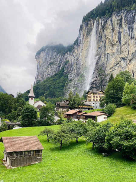 Vista lejana de las cascadas de Trummelbach