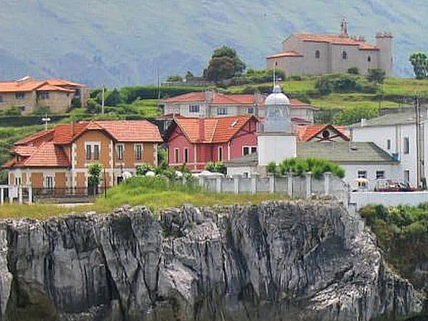 Faro San Antón de llanes - sitio que visitar de turismo por Llanes - Ilutravel.com