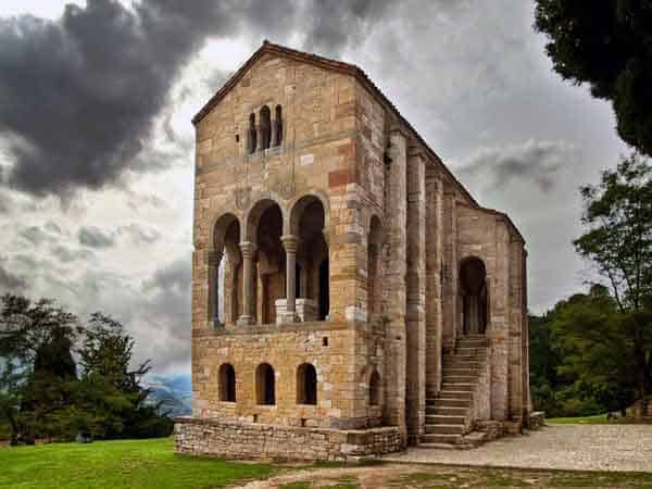 Iglesia de Santa María del Naranco - Todos los sitios de interés que ver en Oviedo - Ilutravel.com
