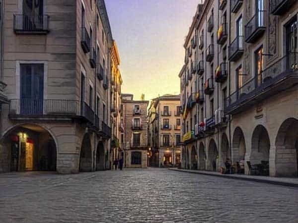 Plaza Vi Girona - Todo lo que ver en Girona de turismo - Ilutravel.com